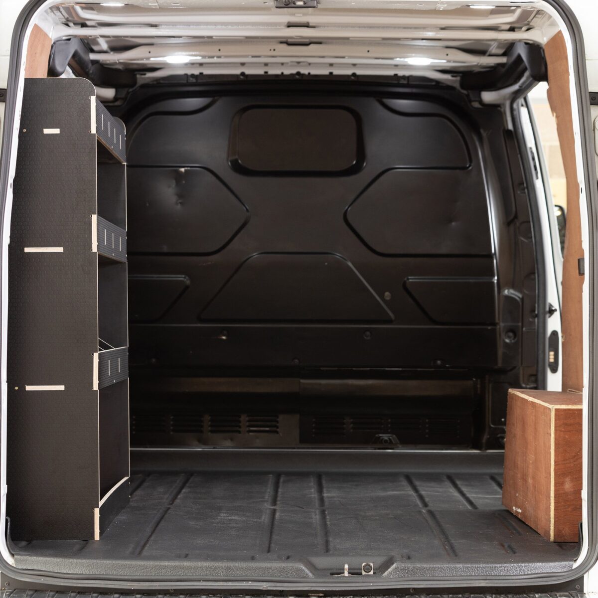 Volkswagen Transporter T7 L1 2025+ Tablero Fenólico Estantería trasera para el lado del conductor - Imagen 4