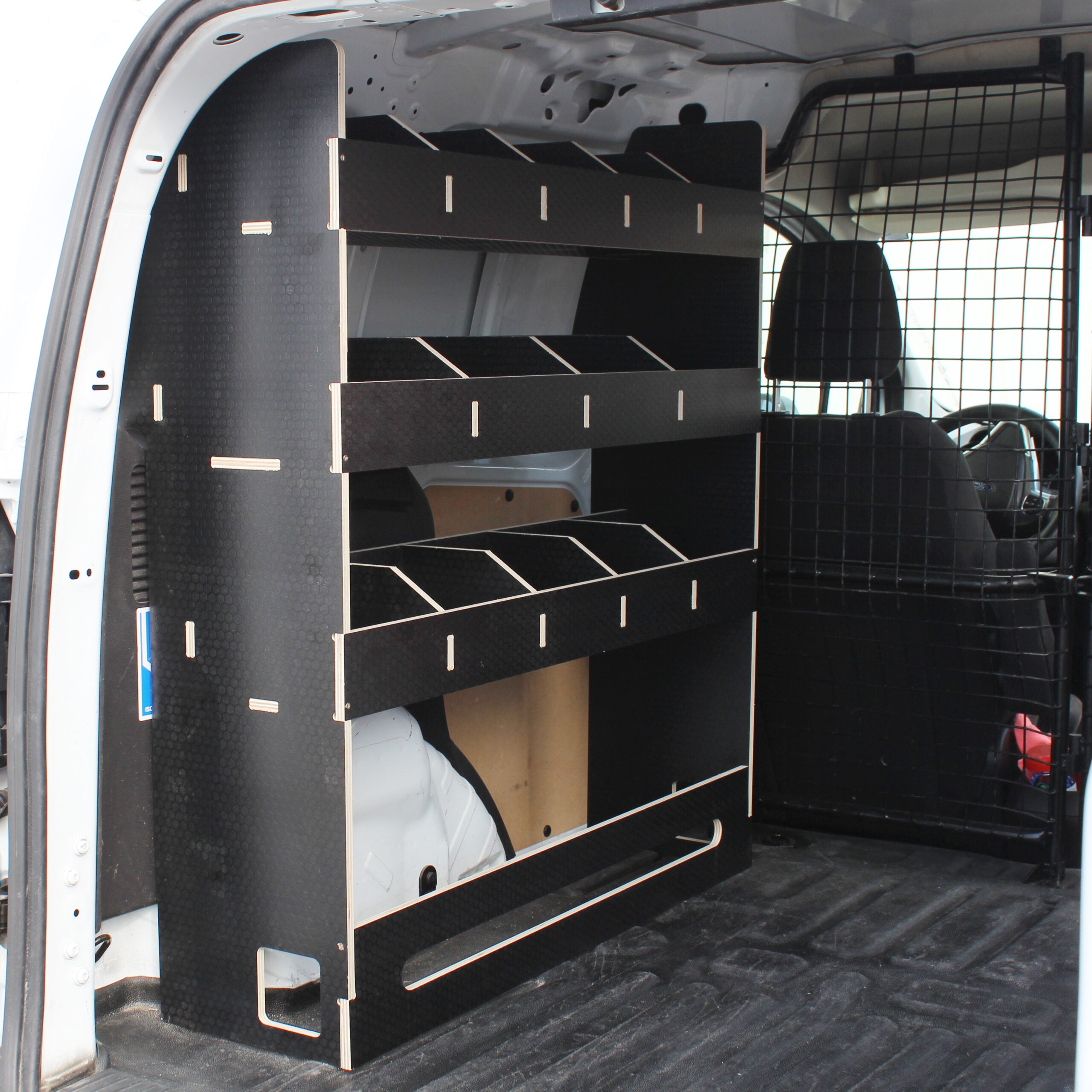FDCR_IMG_8103-scaled-1.jpg Ford Transit Courier L1 2014-23 – Estantería para furgoneta con compartimentos lado del conductor, tablero fenólico - Imagen 1
