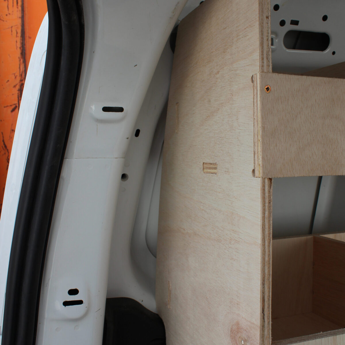 Ford Transit Courier L1 2014-23 – Estantería para furgoneta con compartimentos lado del conductor - Imagen 6